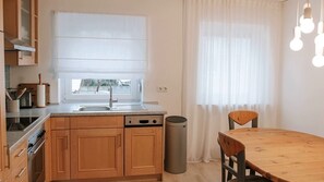 Réfrigérateur, un four, surface de cuisson, lave-vaisselle