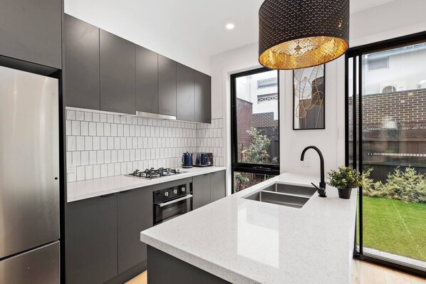 Kühlschrank, Mikrowelle, Ofen, Herdplatte