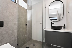Dusche, Handtücher, Toilettenpapier