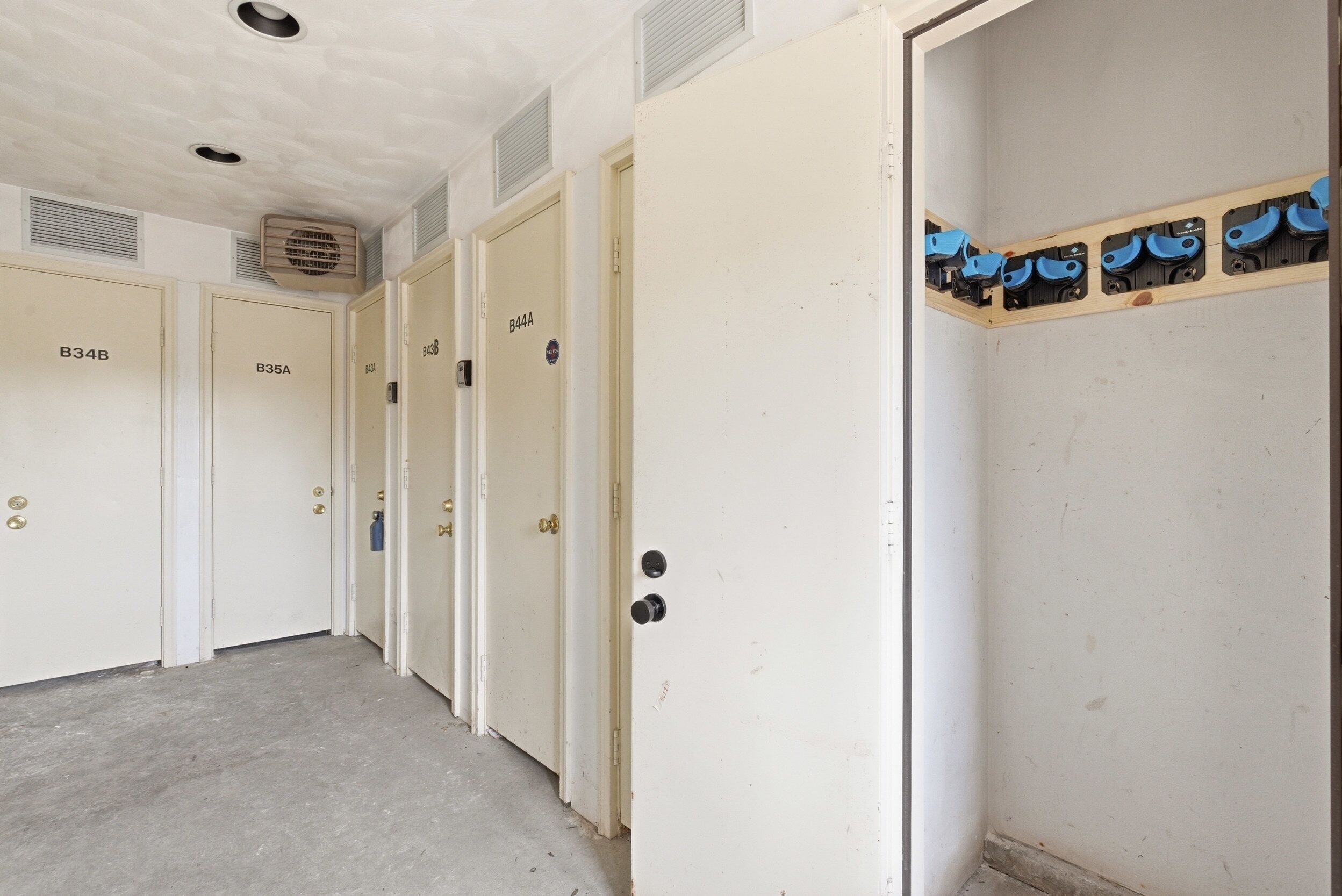 Een gang met meerdere deuren, aangeduid met B34B, B35A en B44A, die naar individuele kamers leiden.