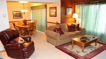Condo, 2 Bedrooms | Living area