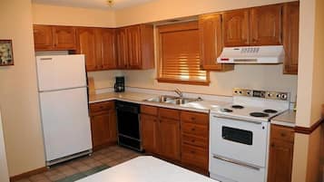Condo, 2 Bedrooms | Private kitchen | Fridge, oven, coffee/tea maker, toaster