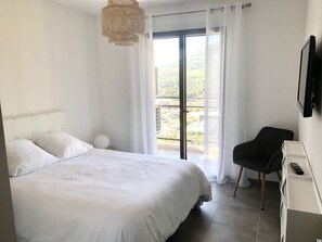 1 dormitori, planxa i posts de planxar i un bressol de viatge 