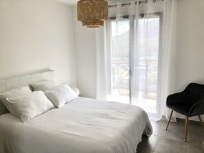 1 habitación, tabla de planchar con plancha y cuna de viaje 