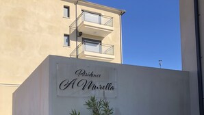 Un edificio con un cartel que dice "Residence A Murella".