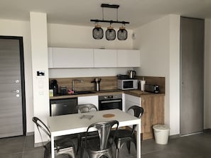 Kylskåp, mikrovågsugn, ugn och spishäll