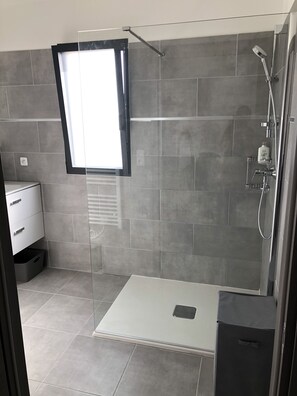 Haartrockner, Handtücher, Seife, Shampoo