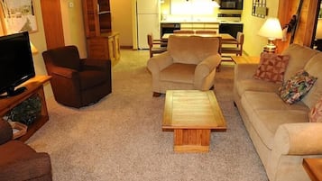 Condo, 3 habitaciones | Área de sala de estar