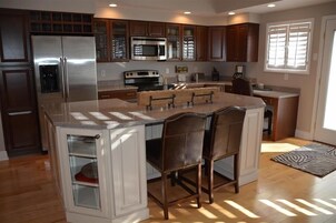 Apartamento, 3 habitaciones | Cocina privada | Frigorífico, horno, cafetera o tetera y tostadora