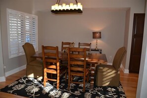 Condo, 3 phòng ngủ | Khu ăn uống