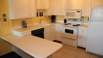 Condo, 3 Bedrooms | Private kitchen | Fridge, oven, coffee/tea maker, toaster