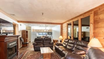 Condo, 3 habitaciones | Área de sala de estar