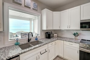 House, 5 Bedrooms | Private kitchen | Fridge, oven, coffee/tea maker, toaster