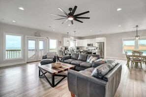 Casa, 5 habitaciones | Área de sala de estar | Smart TV y servicios de streaming 