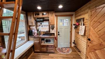 Een magnetron, een kookplaat, een koffiezetapparaat/waterkoker