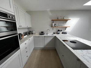 Ferienhaus | Eigene Küche | Kühlschrank, Mikrowelle, Ofen, Herdplatte