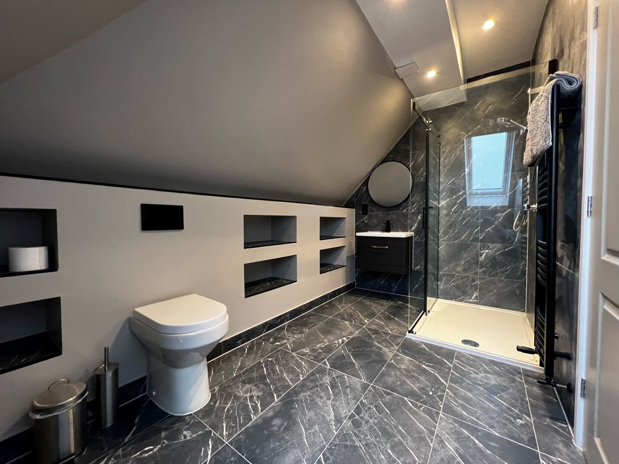 House | Bathroom | Shower, deep-soaking bathtub, free toiletries, hair dryer