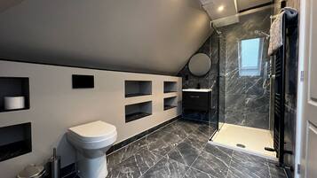 House | Bathroom | Shower, deep-soaking bathtub, free toiletries, hair dryer