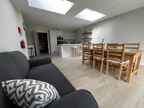 House | Dining - Charming 4-bed House in Winchester,free Parking (Winchester)