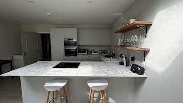 Rumah | Dapur pribadi | Lemari es, microwave, oven, dan kompor