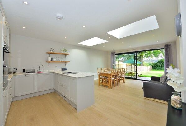 House | Private kitchen | Fridge, microwave, oven, stovetop - Charming 4-bed House in Winchester,free Parking (Winchester)