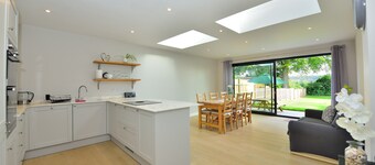 Charming 4-bed House in Winchester,free Parking