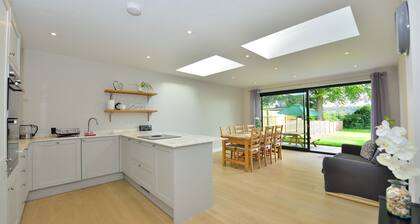 Charming 4-bed House in Winchester,free Parking