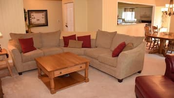 Condo, 2 habitaciones | Área de sala de estar