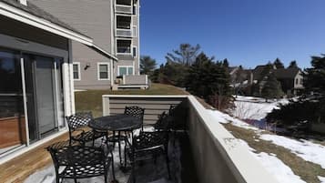 Condo, 2 Bedrooms | Property grounds