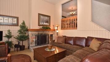 Condo, 3 Bedrooms | Living area