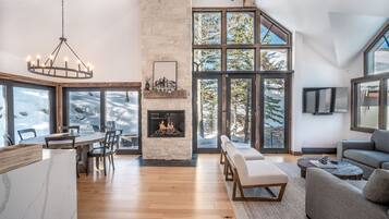 Casa, 4 habitaciones | Área de sala de estar | Smart TV