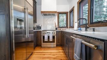 Casa, 4 habitaciones | Cocina privada | Refrigerador, horno, lavavajillas y cafetera y tetera