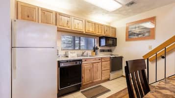 Condo, 3 Bedrooms | Private kitchen | Fridge, oven, coffee/tea maker, toaster