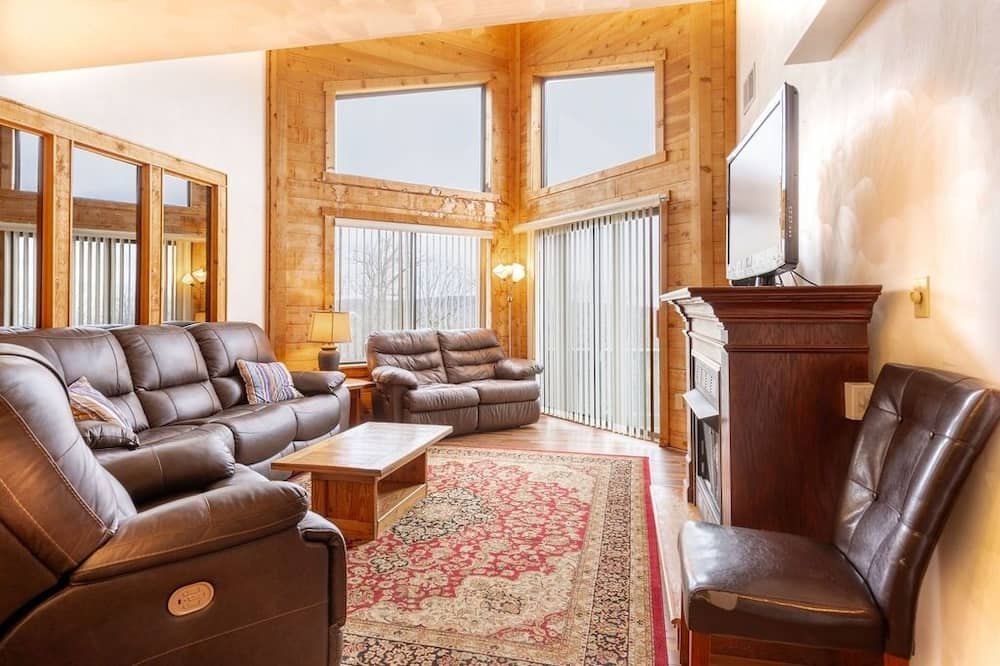 Seven Springs Stoneridge 3 BR Loft Standard Condo, Pet Friendly! by RedAwning