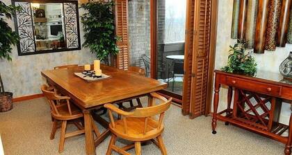 Seven Springs 2 Bedroom Deluxe Condo, Near Swimming Pool! by RedAwning - Save 10% on 3 Nights, 15% on 5 Nights!