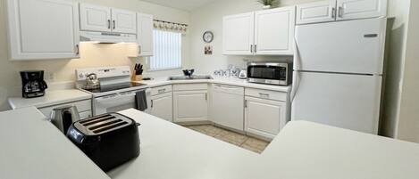House, 4 Bedrooms | Private kitchen | Toaster, cookware/dishes/utensils