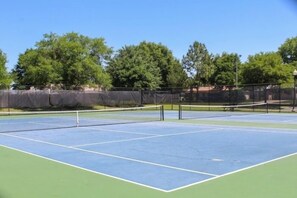House, 4 Bedrooms | Sport court