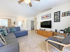 House, 4 Bedrooms | Living area