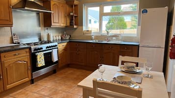 Maison | Cuisine privée | Réfrigérateur, micro-ondes, four, plaque de cuisson