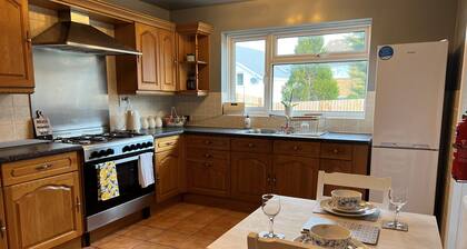 Charming 4-bed House in Cheltenham, Free Parking