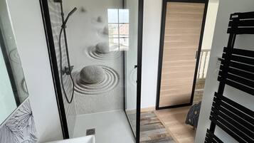 Douche, sĂšche-cheveux, serviettes fournies, savon