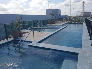 2 piscines extérieures