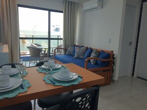 Appartement Confort | Coin séjour | TV connectée de 32 pouces avec chaînes par satellite, télévision