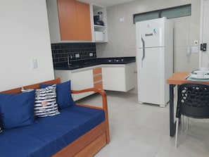 Appartement Confort | Coin séjour | TV connectée de 32 pouces avec chaînes par satellite, télévision