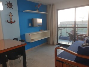 Apartamento conforto | Área de estar | Smart TV 32 polegadas com canais via satélite, TV