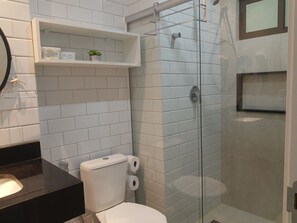 Comfort-Apartment | Badezimmer | Dusche, Regendusche, Haartrockner, Handtücher