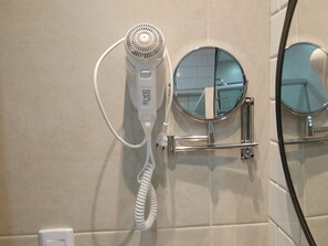 A hairdryer mounted on a wall with a mirror and a towel rack. - PRAIA FLATS TEMPORADA BLUE 03 NO CENTRO DE PORTO DE GALINHAS (Ipojuca)