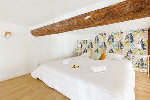 1 bedroom, iron/ironing board, WiFi, bed sheets - (064) Old town greetings (Antibes)