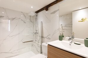 Dusche, Haartrockner, Handtücher
