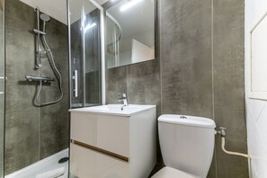 Shower, hair dryer, towels - (051)  Le smart mas du tanit (Antibes)